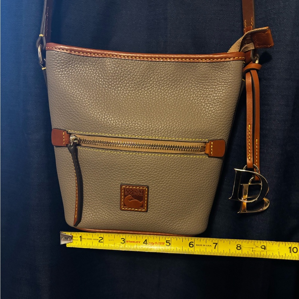 EUC Dooney & Burke Pebble Grain Small Zip Sac - Taupe- perfect condition - Picture 7 of 15